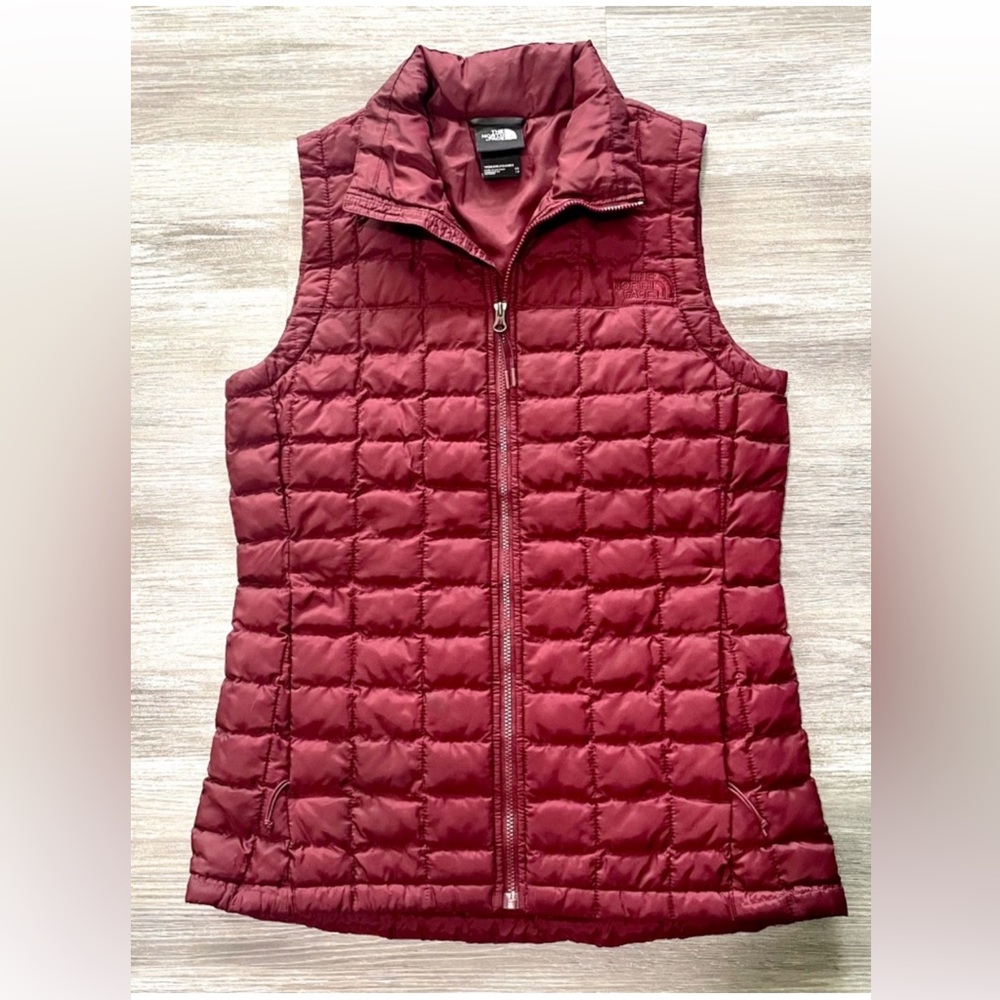The North Face Thermoball Puffer Vest Women XS Maroon Burgundy Quilted Insulated